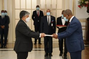 سفیر اکردیته ایران استوارنامه خود را به رئیس جمهوری آنگولا
تحویل داد