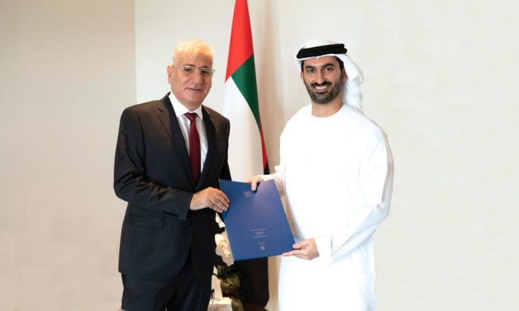 سفیر رژیم صهیونیستی در امارات استوارنامه خود را تحویل
داد